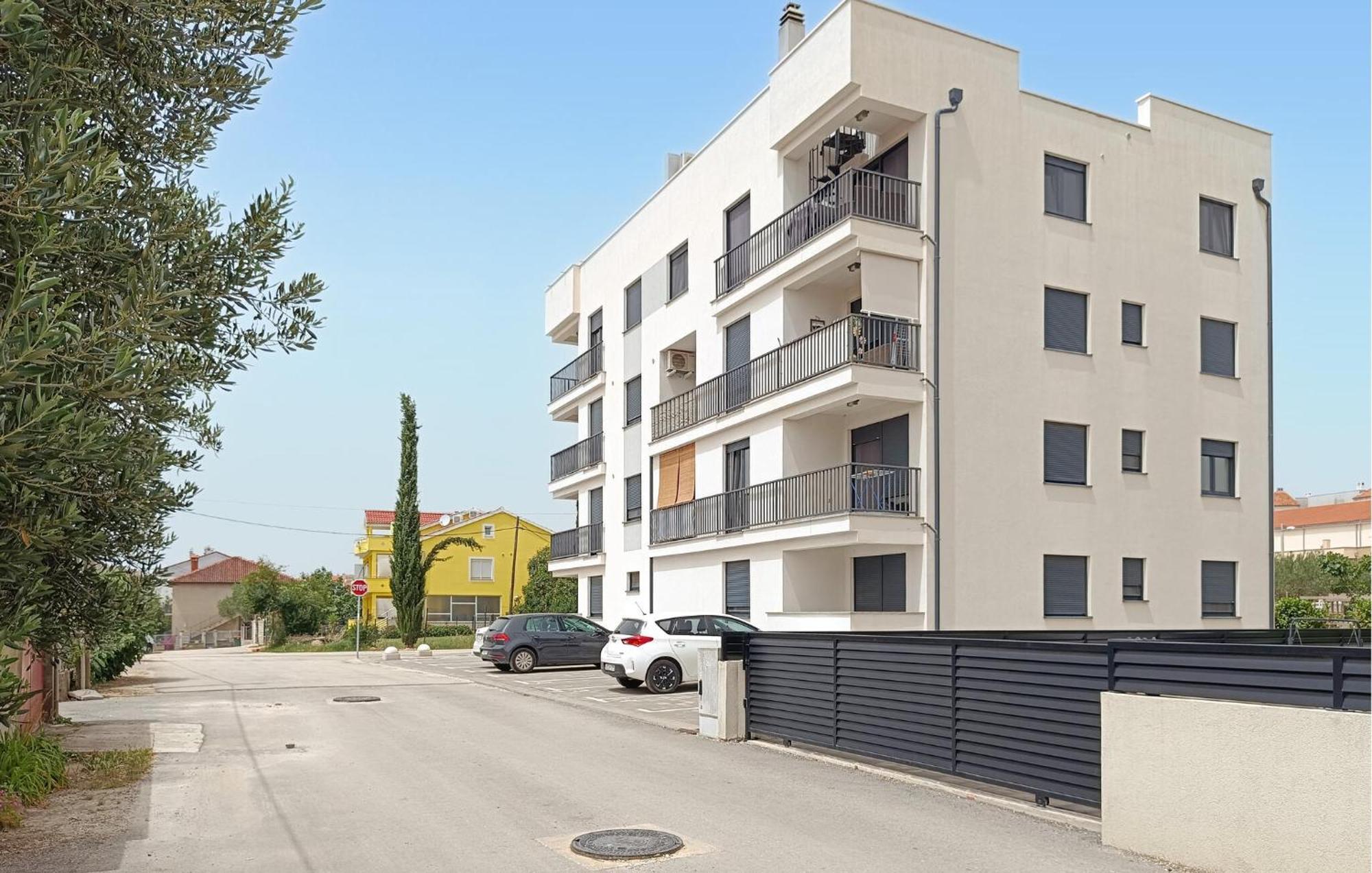2 Bedroom Lovely In Apartment *